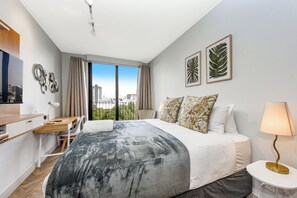 1 chambre, coffre-fort, bureau, fer et planche à repasser