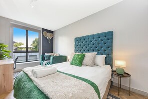 1 habitación, caja de seguridad en la habitación y escritorio 