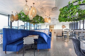 Dining - Your Regal Rosebank Stay, Balcony Studio Gem (Johannesburg)