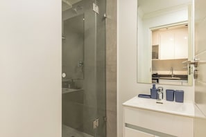 Dusche, Haartrockner, Handtücher, Seife