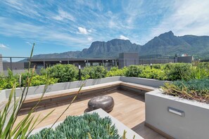 Property grounds - Designer Apartment | Mountain Views and Rooftop Pool (Cape Town)