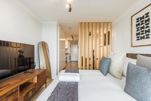 In-room safe, iron/ironing board, internet, bed sheets - Designer Apartment | Mountain Views and Rooftop Pool (Cape Town)