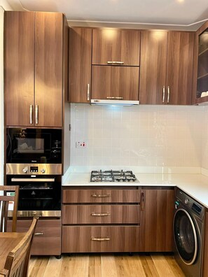 Micro-ondes, four, lave-vaisselle