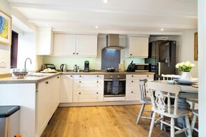 Jääkaappi, mikroaaltouuni, astianpesukone, kahvin-/teenkeitin