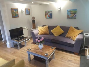 Smart TV, fireplace - 5 Glanrhaiadr, Llangrannog (Llangrannog)