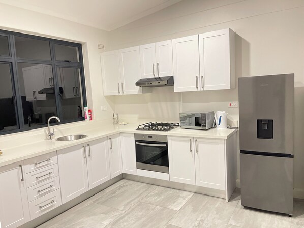 Mikrobølgeovn, ovn og kokeplater