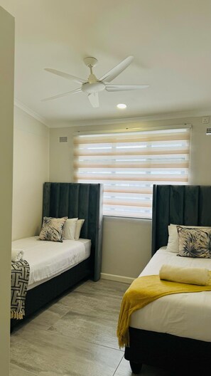 2 habitaciones, tabla de planchar con plancha, wifi y ropa de cama 