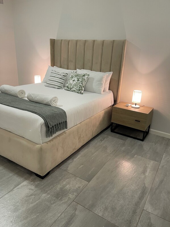 2 habitaciones, tabla de planchar con plancha, wifi y ropa de cama 