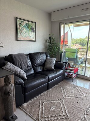 Living area - 20 mns from beaches and center of St Raphaël.2 50m2 type with nice terrace. (Saint-Raphaël)