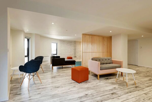 Lobby sitting area - Student Only Merlin Heights (Leicester)