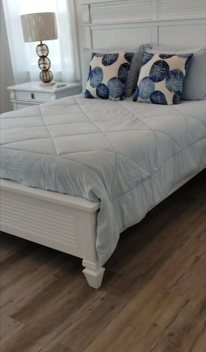 Tabla de planchar con plancha, wifi y ropa de cama 