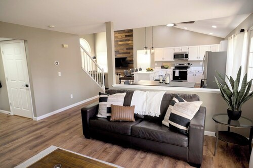 Pet Friendly Mtn Getaway Ping Pong Table King Bed