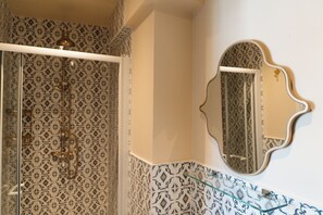 Kostenlose Toilettenartikel, Haartrockner, Handtücher, Seife