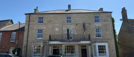 Konaklama yerinin ön cephesi