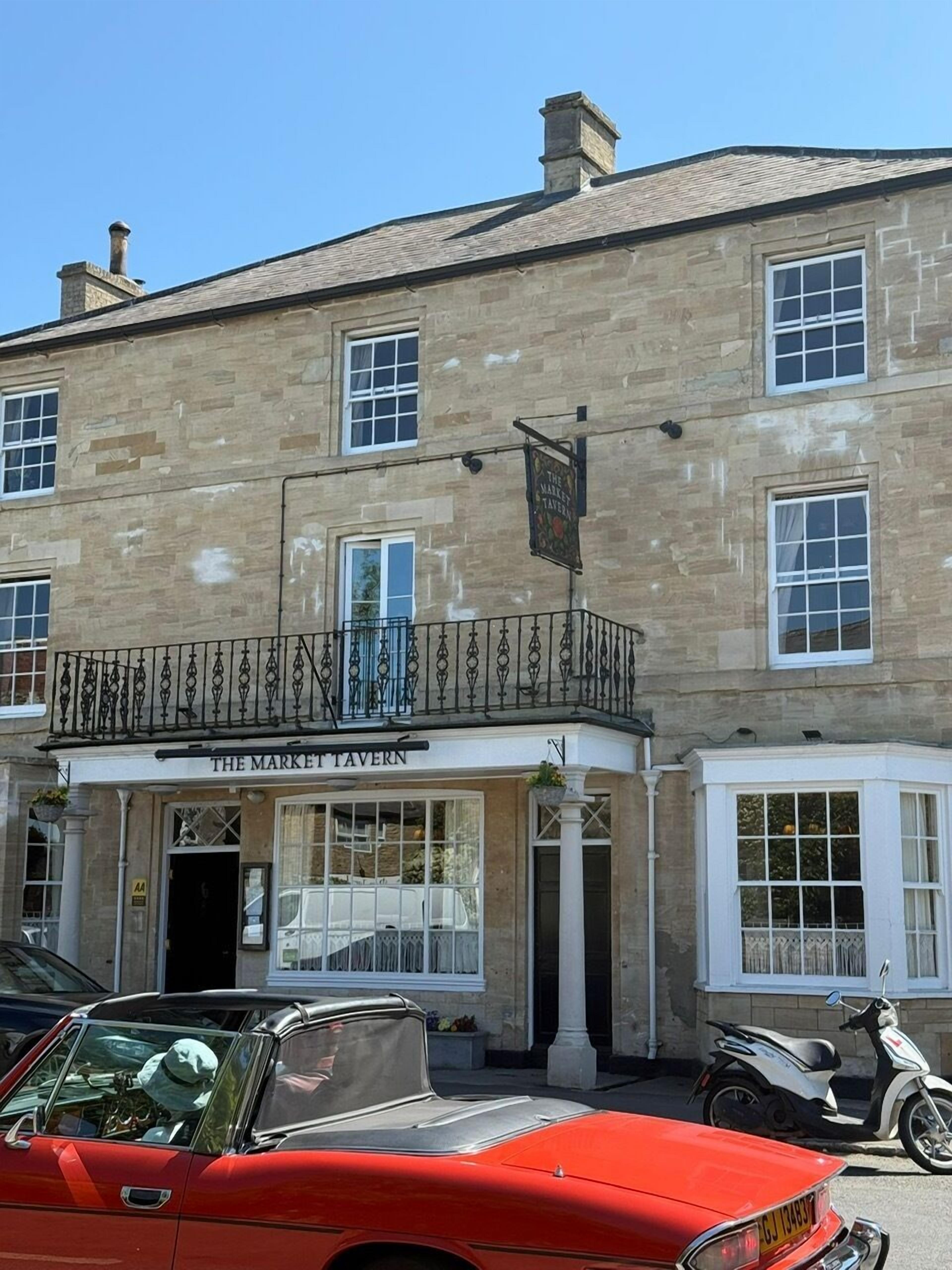 Un bâtiment à deux étages sur lequel on peut lire l’inscription : « The Market Tavern ».