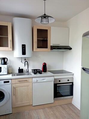 Micro-ondes, four, plaque de cuisson, lave-vaisselle