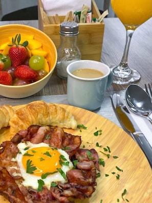 Desayuno con opciones de la cocina local incluido todos los días