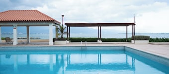 2-bedroom apartment in enchanting Portmore with WiFi, AC right on the beach side