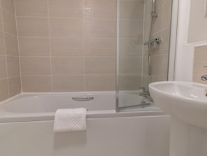 Suihku, hiustenkuivaaja, pyyhkeet