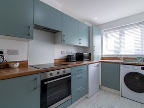 Brödrost, grytor/köksredskap och matbord