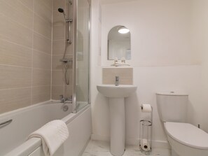 Douche, sèche-cheveux, serviettes fournies