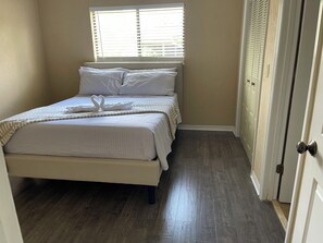 4 slaapkamers, een strijkplank/strijkijzer, gratis wifi, beddengoed