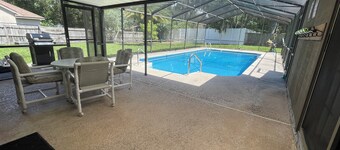 4-bedroom house in lovely Saint Johns with  enclosed 16’ X 32’ pool, WiFi, AC