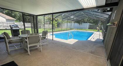 4-bedroom house in lovely Saint Johns with enclosed 16’ X 32’ pool, WiFi, AC
