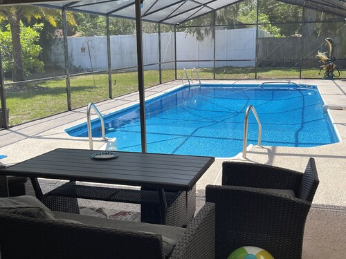4-bedroom house in lovely Saint Johns with enclosed 16’ X 32’ pool, WiFi, AC