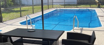 4-bedroom house in lovely Saint Johns with enclosed 16’ X 32’ pool, WiFi, AC