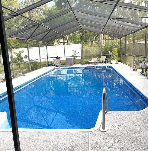 4-bedroom house in lovely Saint Johns with  enclosed 16’ X 32’ pool, WiFi, AC