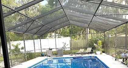 4-bedroom house in lovely Saint Johns with enclosed 16’ X 32’ pool, WiFi, AC