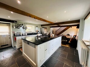 Kühlschrank, Geschirrspüler, Wasserkocher mit Kaffee-/Teezubehör