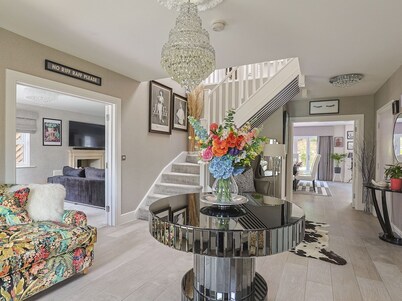 Luxury Villa with Hot Tub - Royal Ascot, Legoland - Pass the Keys