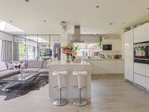 Kühlschrank, Mikrowelle, Ofen, Geschirrspüler