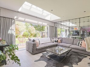 Fernseher, Tischfußball, Bücher