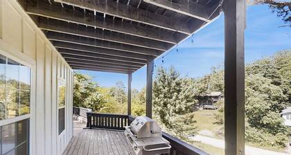 Spacious family retreat w/ pool, BBQ grill, patio, deck, near Beaver Lake