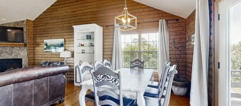 Spacious family retreat w/ pool, BBQ grill, patio, deck, near Beaver Lake