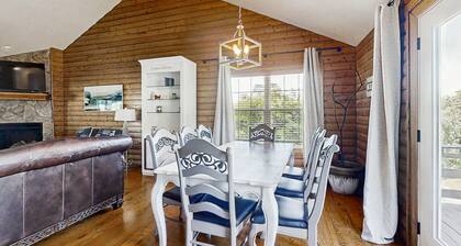 Spacious family retreat w/ pool, BBQ grill, patio, deck, near Beaver Lake