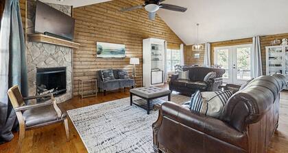 Spacious family retreat w/ pool, BBQ grill, patio, deck, near Beaver Lake