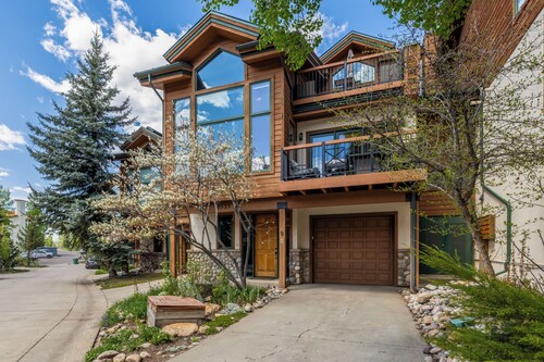 4bd Townhome, Mtn Views, Pool & Hot Tub 1079