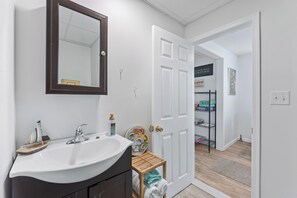 تجهيزات دش، مناشف، صابون، ورق حمّام