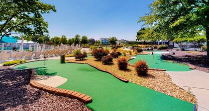 The Peninsula spacious condo w/community pool, hot tub, tennis courts