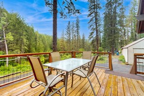 Outdoor dining - Creekside Cabin Retreat in Peshastin — Nature, Peace & Charm (Peshastin)