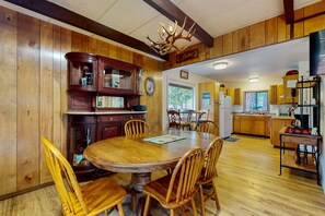 Dining - Creekside Cabin Retreat in Peshastin — Nature, Peace & Charm (Peshastin)