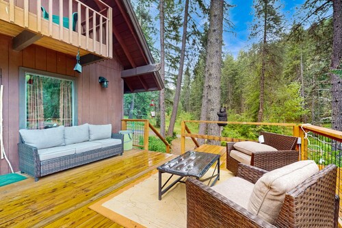 Creekside Cabin Retreat in Peshastin — Nature, Peace & Charm