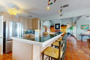 Geladeira, micro-ondas, fogão, cooktop