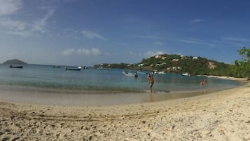 Aurinkotuoleja, rantapyyhkeitä