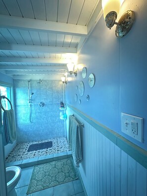 Douche, sèche-cheveux, serviettes fournies, savon