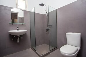 Douche, sèche-cheveux, serviettes fournies, savon